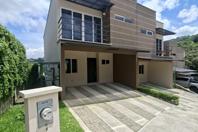 CASA EN CONDOMINIO. CIUDAD COLON ALQUILER. MODERNA
