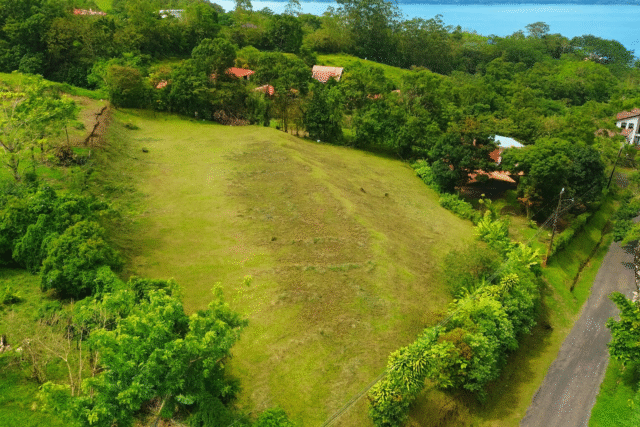 TERRENO EN VENTA 2,605 M². VISTA AL LAGO. PLANO. ZONA DE ALTA PLUSVALIA.