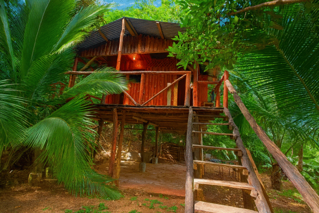 Terreno en Venta. 724 m2. 2 Cabañas . Santa Elena Hojancha